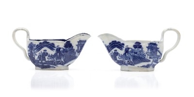 Lot 316 - A pair of pearlware blue and white sauceboats