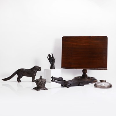 Lot 258 - A collection of desk accessories