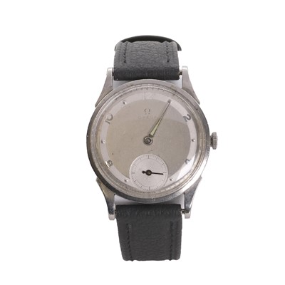 Lot 425 - A gentlemen's stainless steel Omega mechanical strap watch, c.1940s