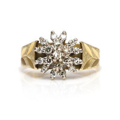Lot 79 - An 18ct gold diamond cluster ring