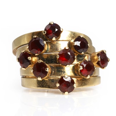 Lot 111 - A garnet Harem ring