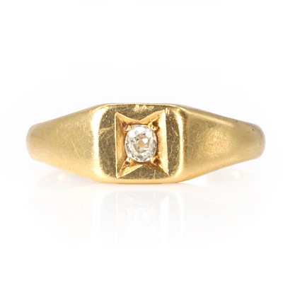 Lot 454 - An18ct gold diamond signet ring