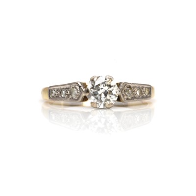 Lot 74 - A single stone diamond ring with rose cut diamond shoulders