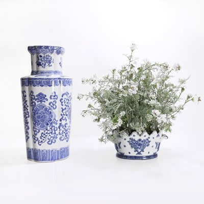 Lot 221 - A blue and white monteith bowl