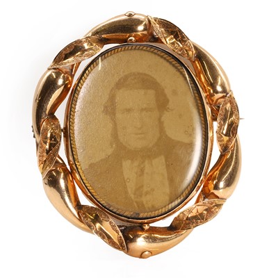Lot 9 - A Victorian swivel locket mourning brooch