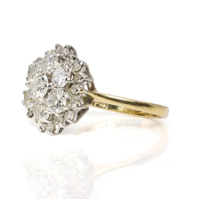 Lot 177 - A diamond cluster ring
