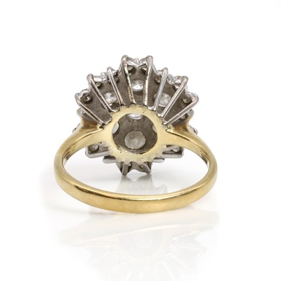Lot 177 - A diamond cluster ring