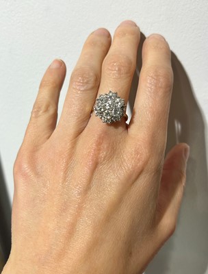 Lot 177 - A diamond cluster ring