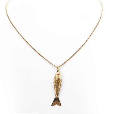Lot 241 - An articulated fish pendant