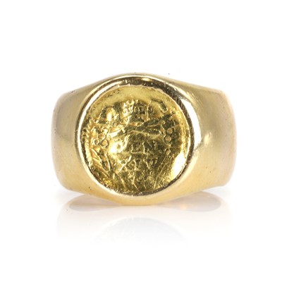 Lot 456 - An 18ct gold crest ring