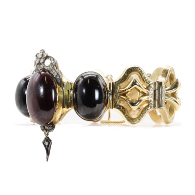Lot 8 - A Victorian carbuncle garnet and diamond bracelet