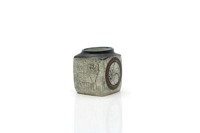 Lot 109 - A Troika pottery vase