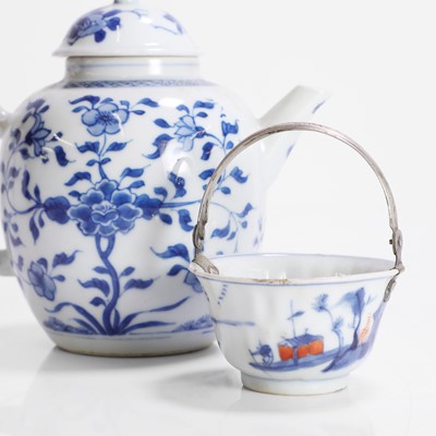 Lot 34 - A Chinese blue and white teapot