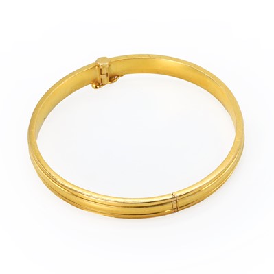 Lot 240 - A gold hinged bangle