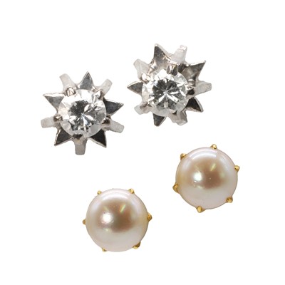 Lot 287 - Two pairs of stud earrings