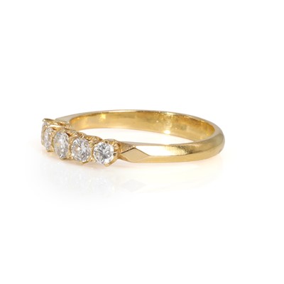 Lot 143 - A five stone diamond ring