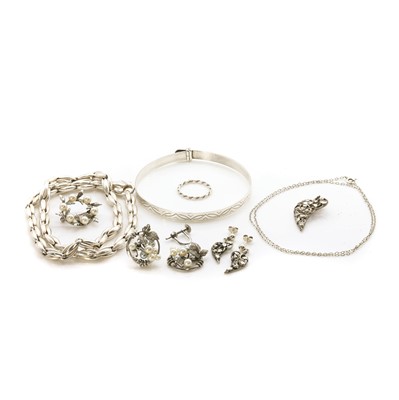 Lot 383 - A group of silver jewellery