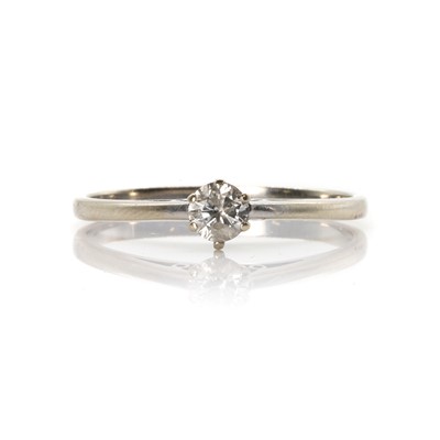 Lot 85 - A 9ct white gold single stone diamond ring