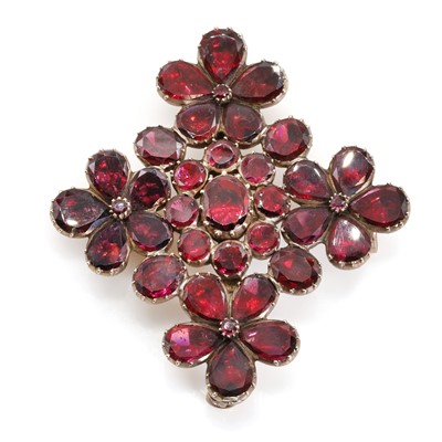 Lot 41 - A flat cut garnet pansy rivière necklace with detachable pendant/brooch