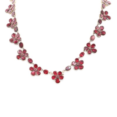 Lot 41 - A flat cut garnet pansy rivière necklace with detachable pendant/brooch