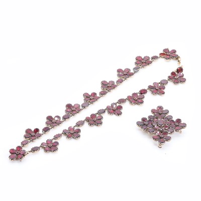 Lot 41 - A flat cut garnet pansy rivière necklace with detachable pendant/brooch