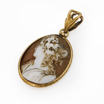 Lot 7 - A 19th century French shell cameo pendant