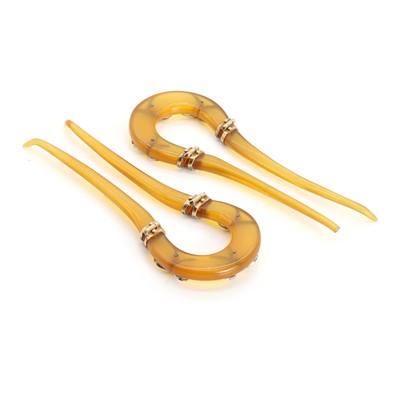 Lot 52 - A pair of early 20th-century 18ct gold and horn diamond set hair combs