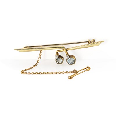 Lot 31 - An early 20th century aquamarine and seed pearl brooch