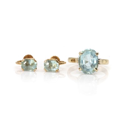 Lot 254 - An aquamarine ring and earring set