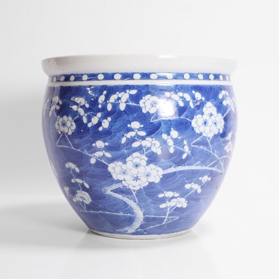 Lot 63 - A Chinese blue and white jardinière