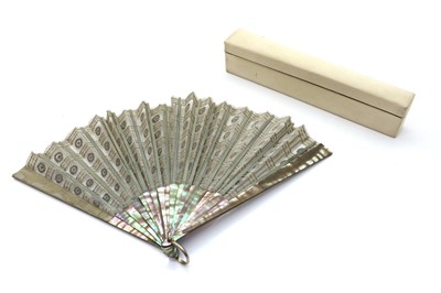 Lot 367 - A mother of pearl, lace, and sequin fan