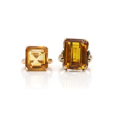 Lot 290 - Two gem set single stone rings