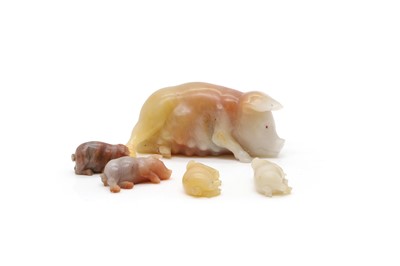 Lot 521 - A group of agate and hardstone carvings