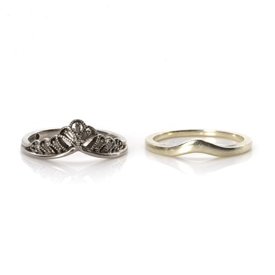 Lot 258 - A platinum diamond ring with a fitted gold band ring