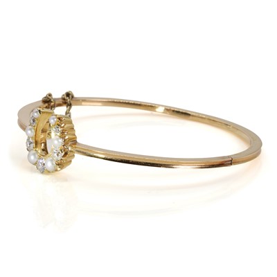 Lot 44 - An Edwardian diamond and split pearl hinged bangle