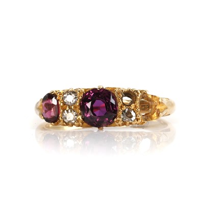 Lot 10 - A Victorian 18ct gold carved head ring