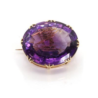 Lot 36 - A large amethyst brooch