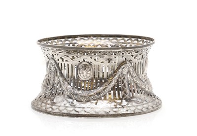 Lot 26 - A silver potato or dish ring
