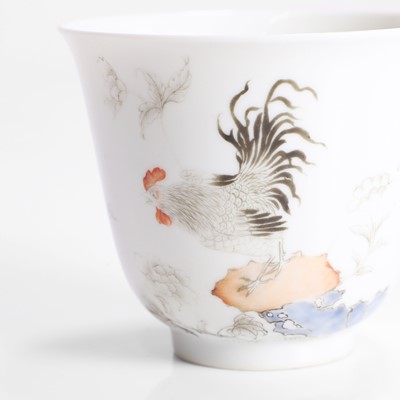 Lot 97 - A Chinese grisaille-decorated famille rose teacup