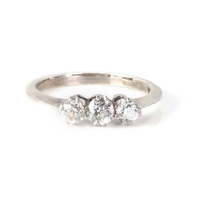 Lot 117 - A three stone diamond ring