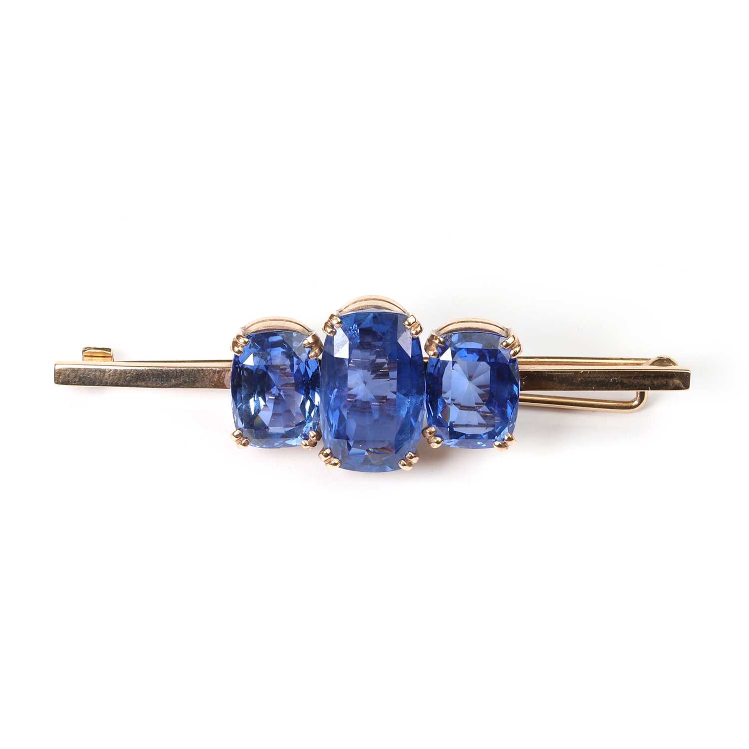 Lot 104 - A sapphire three stone bar brooch