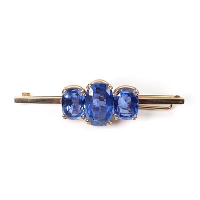 Lot 104 - A sapphire three stone bar brooch