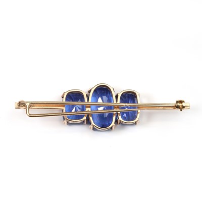 Lot 104 - A sapphire three stone bar brooch