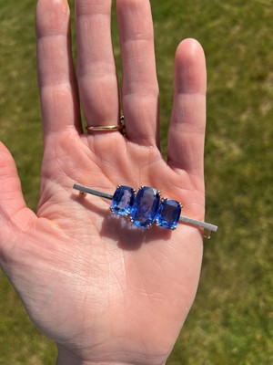 Lot 104 - A sapphire three stone bar brooch