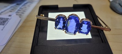 Lot 104 - A sapphire three stone bar brooch