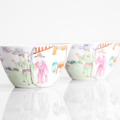 Lot 82 - A pair of Chinese famille rose teacups