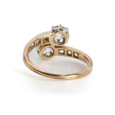 Lot 58 - An early 20th century diamond Toi et Moi ring
