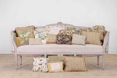 Lot 327 - A collection of scatter cushions