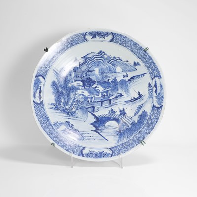 Lot 60 - A Chinese export blue and white charger