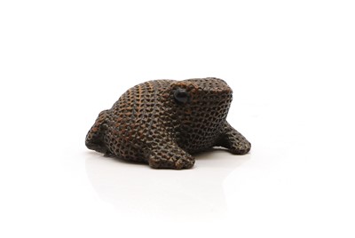 Lot 257 - A carved treen snuff box